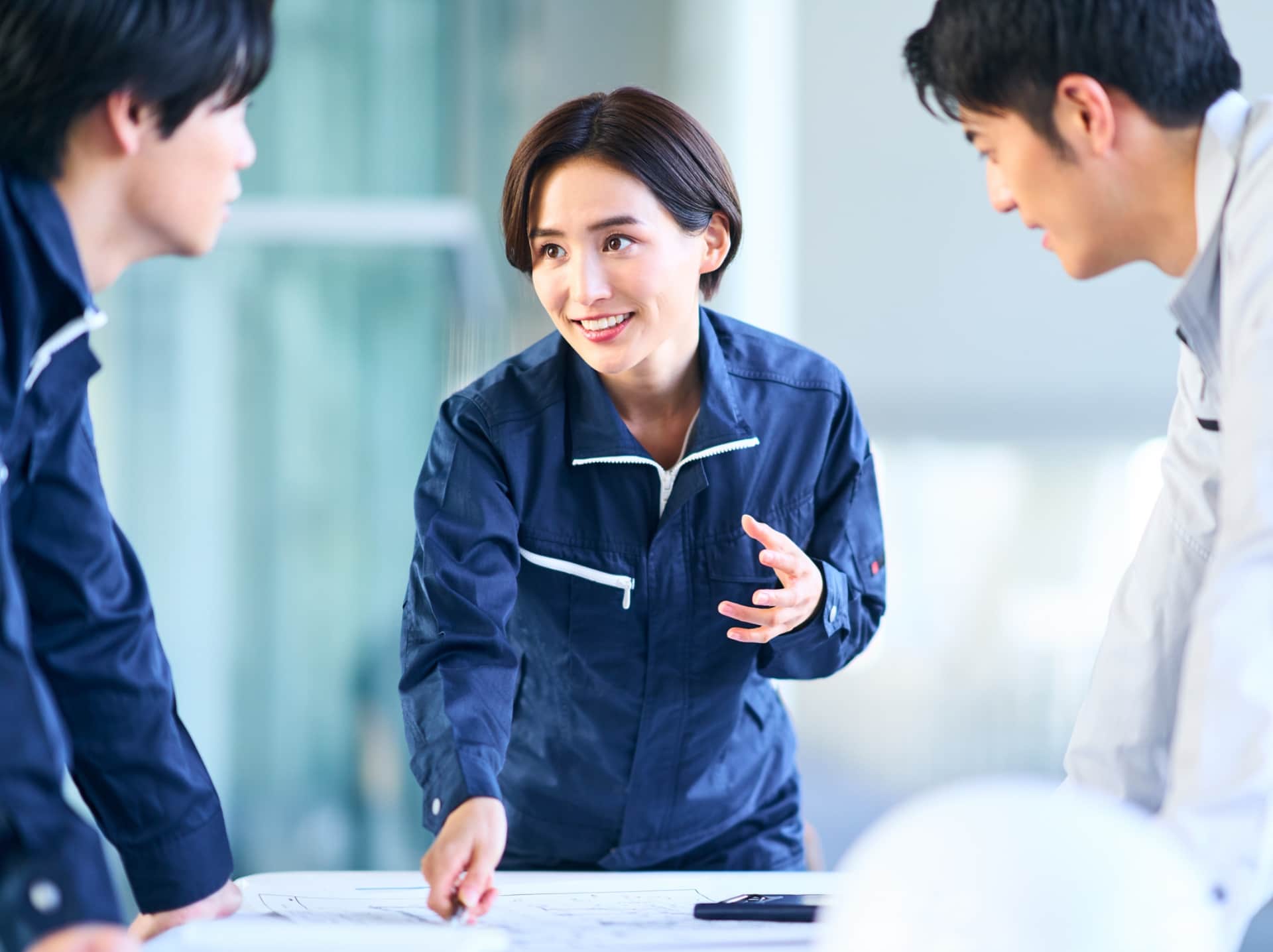 従業員が技術提案をしている写真