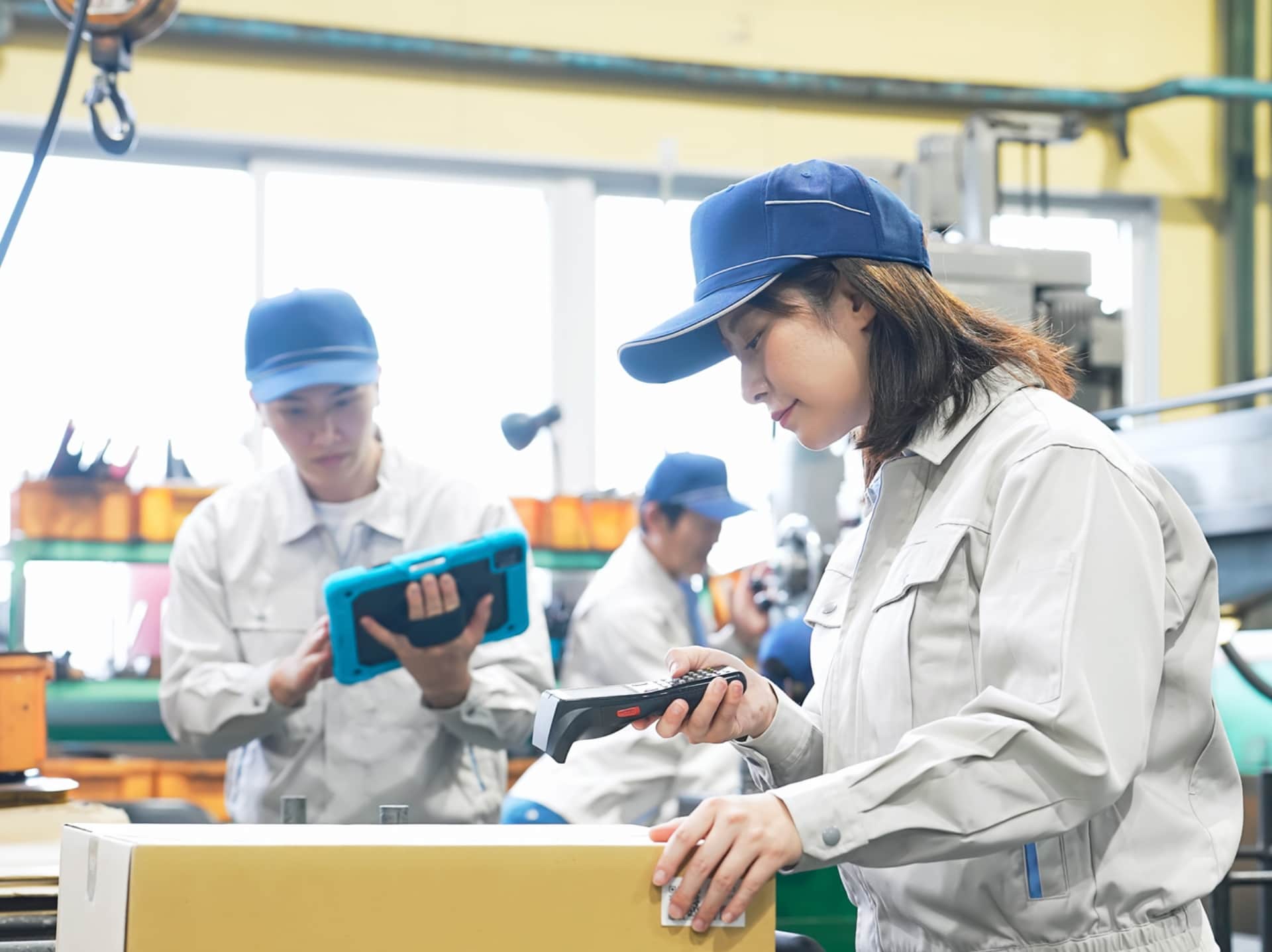 従業員が配送準備をしている写真