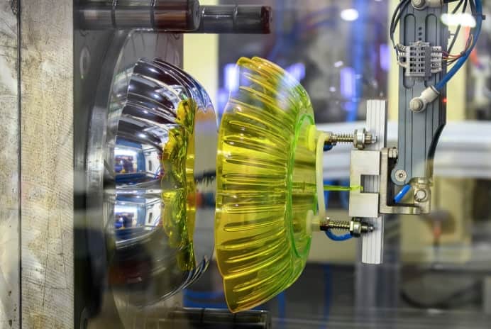 加工をしている写真