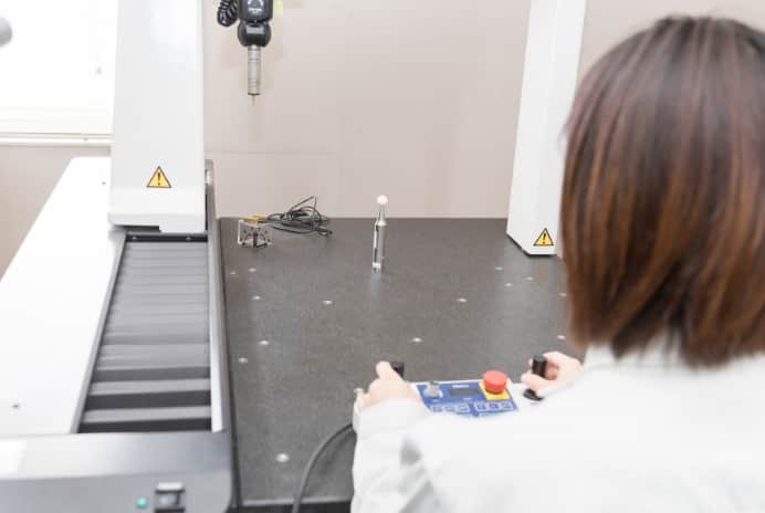 従業員が品質管理をしている写真