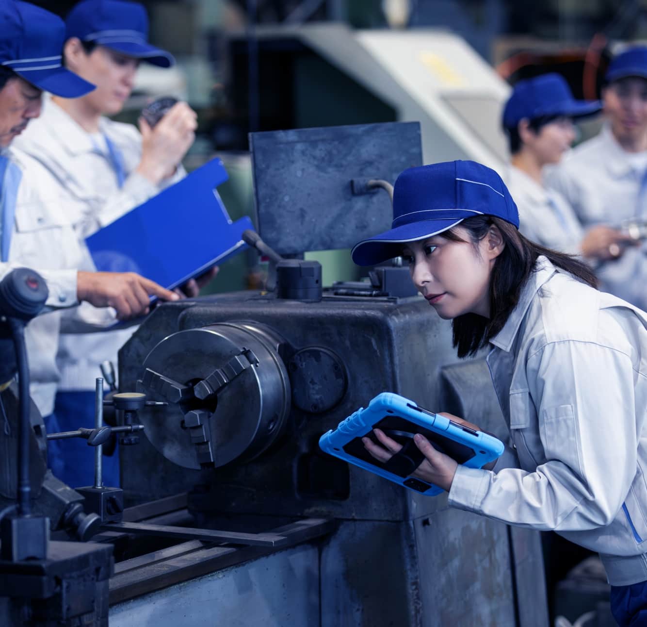 従業員が機械を確認している写真