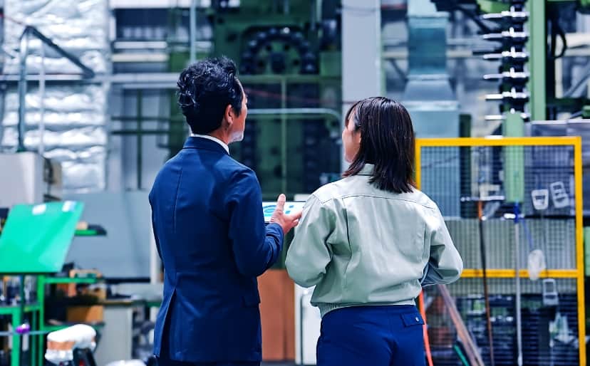 男性と女性の従業員が話している写真