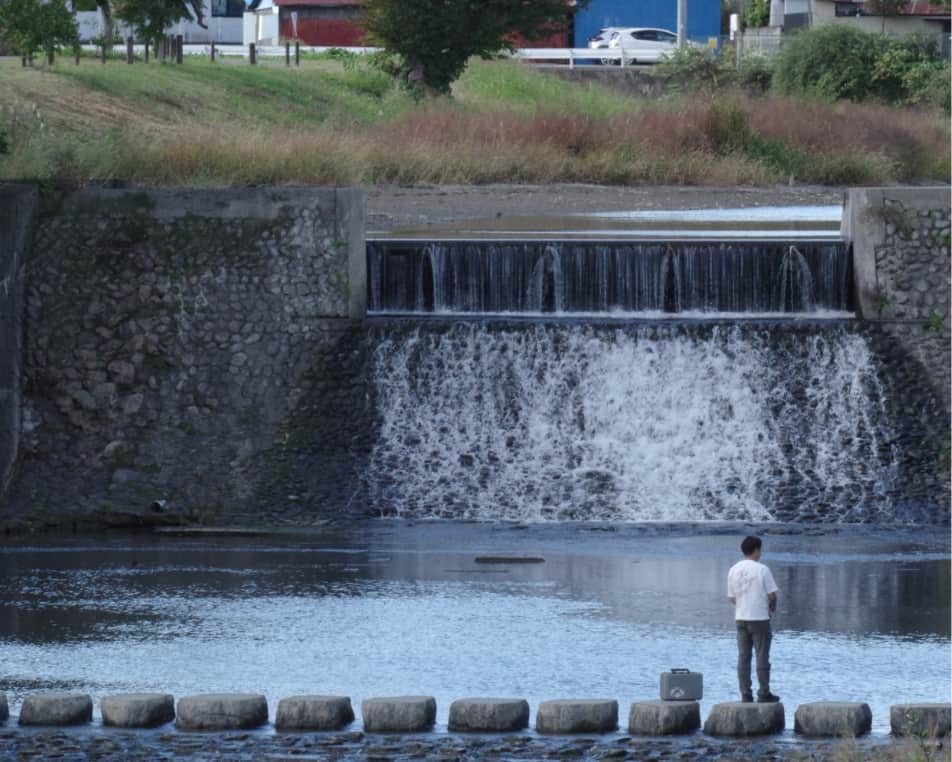 川と男性の様子