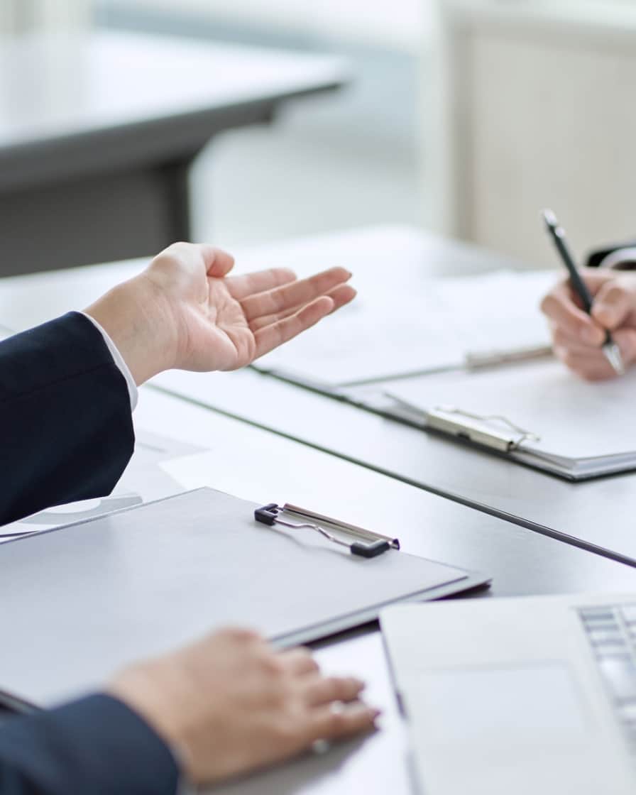 打ち合わせ中の手元