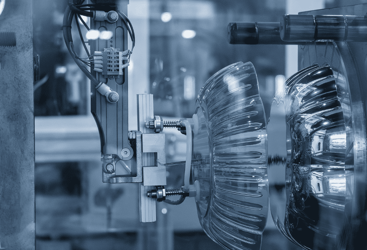 プラスチック成形の様子