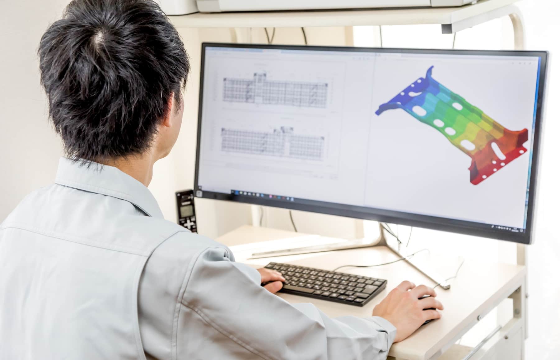 男性が流動管理をする様子