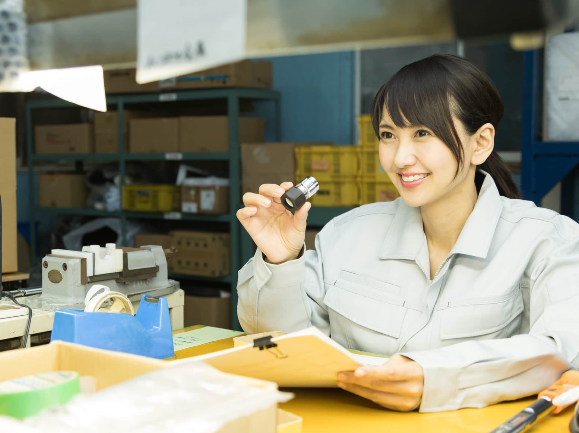 従業員が品質管理をしている写真